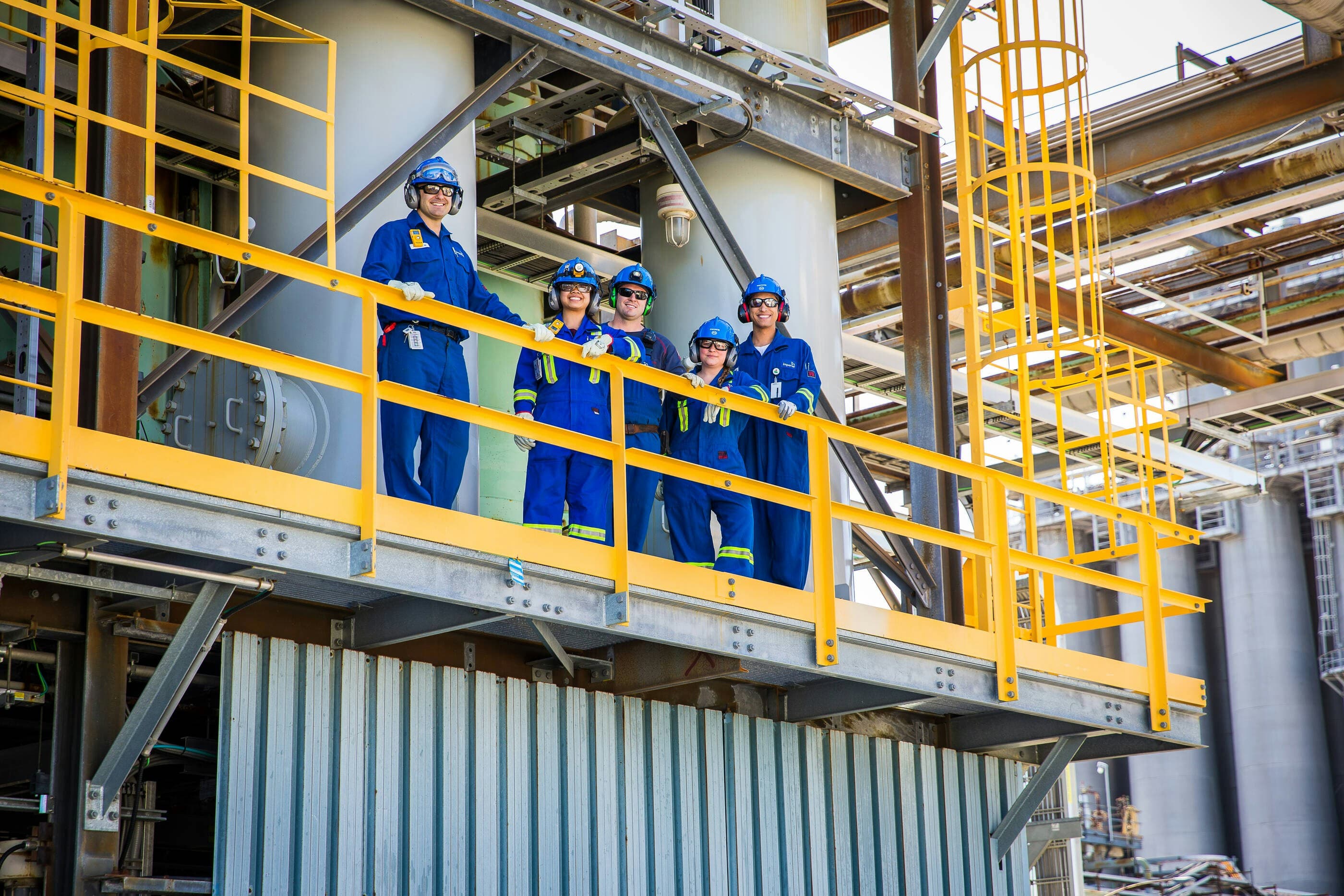 Equipo industrial en una operación de seguridad